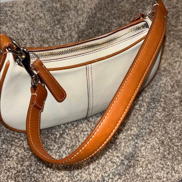 Coach Demi Hampton - Picture 3 of 6